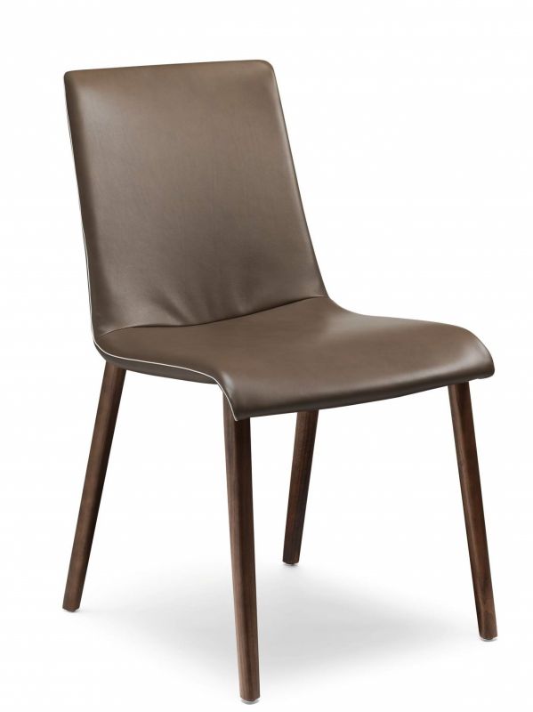 Liz Wood Stuhl mit braunem Lederbezug und dunklen Holzbeinen, moderner Esszimmerstuhl.